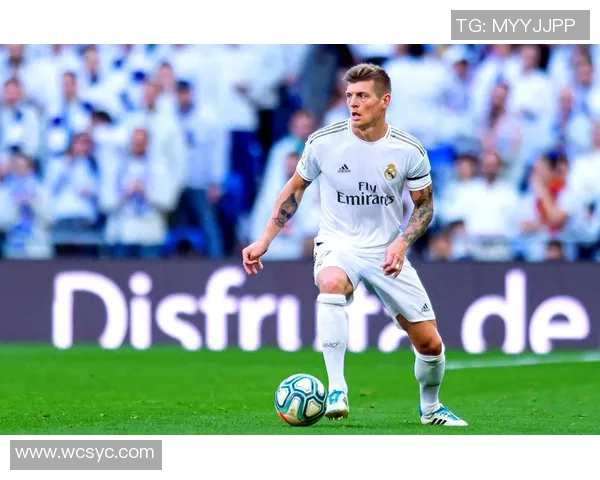 克罗斯在足球场上的传奇之路与他背后的不懈努力与坚持